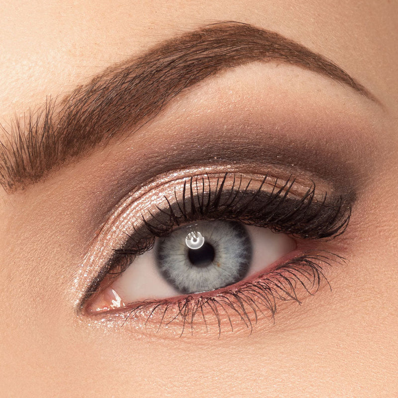 Augen Close-up mit dem Trend-Look Cut Crease