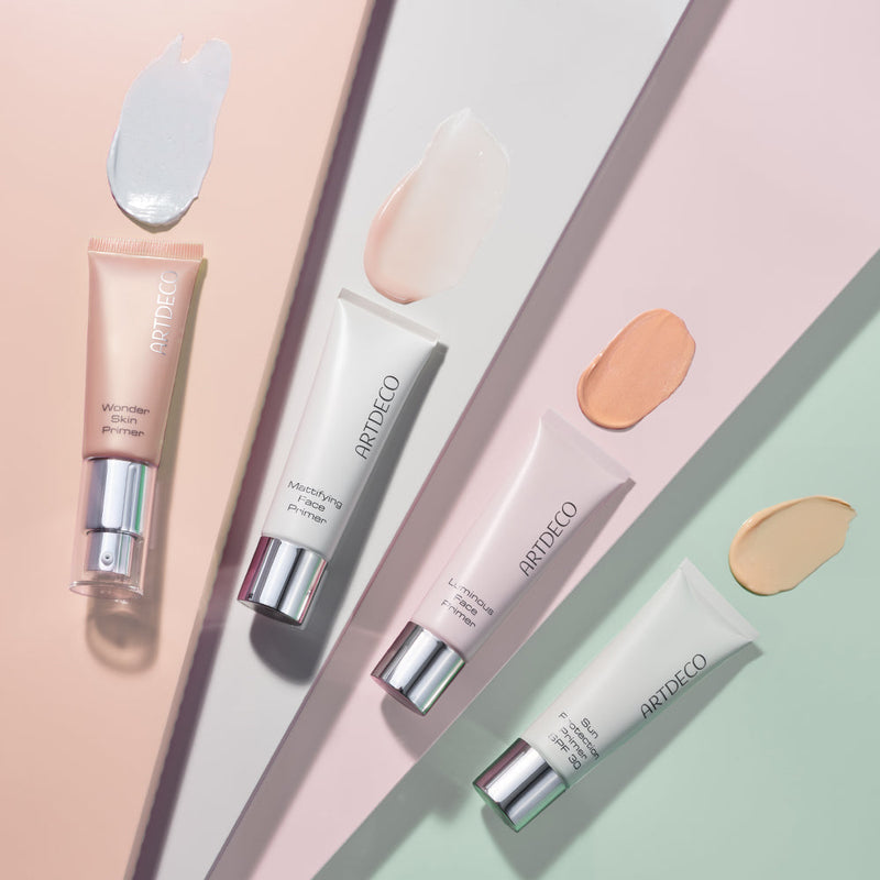 Bild mit allen Primern des ARTDECO Sortiments auf farbigen Hintergrund und Textur Swatch