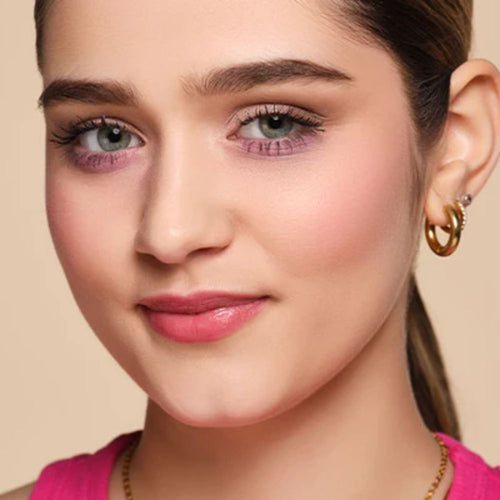 Weiblich Person mit frühlingshaftem Make Up Look