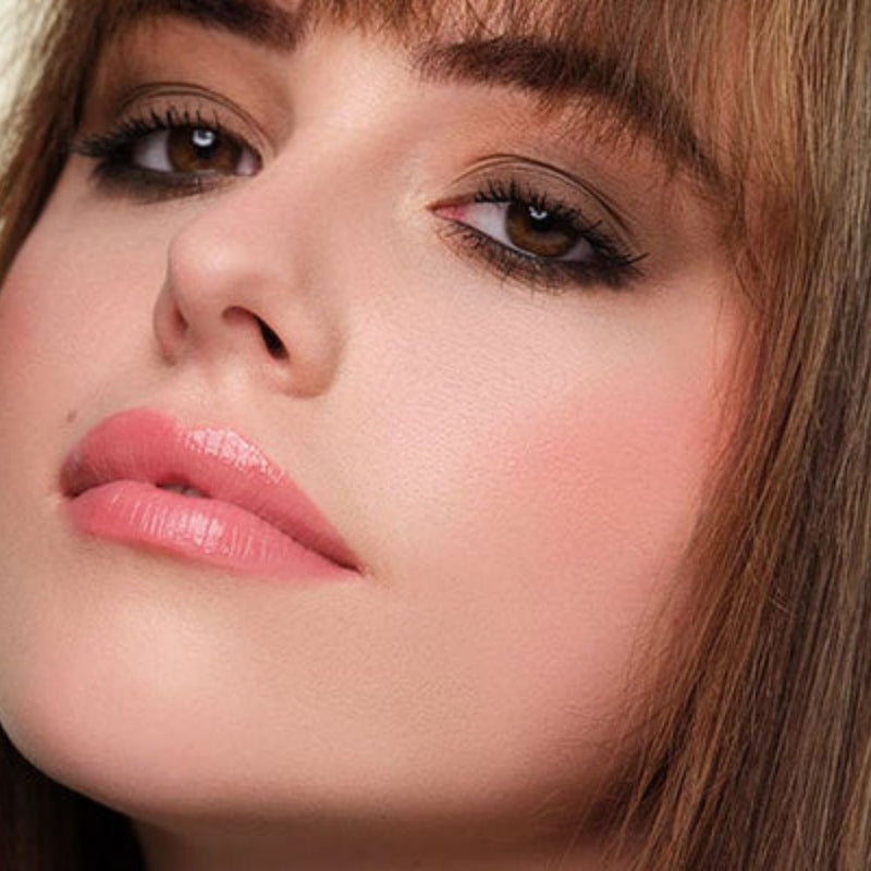 Geschminktes Model mit Smokey Eyes Look