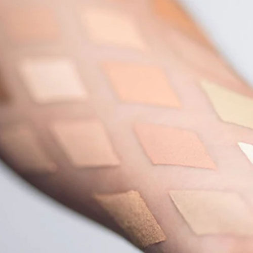 Swatches in Rauten Form der Camouflage Cream auf einem Arm