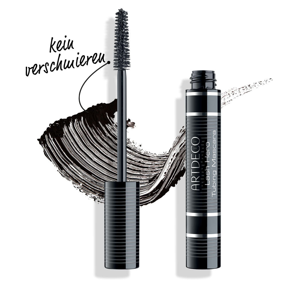 ARTDECO Lash Hero Tubing Mascara mit einem Textur Swatch im Hintergrund und in dem Bild wird ein wichtiges USP der Mascara genannt, nämlich das sie nicht verschmiert