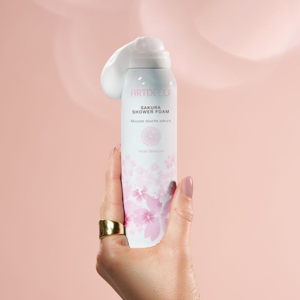 Anwendungsbild des Sakura Shower Foam mit zartem Schaum und angenehm zartem Kirschblütenduft
