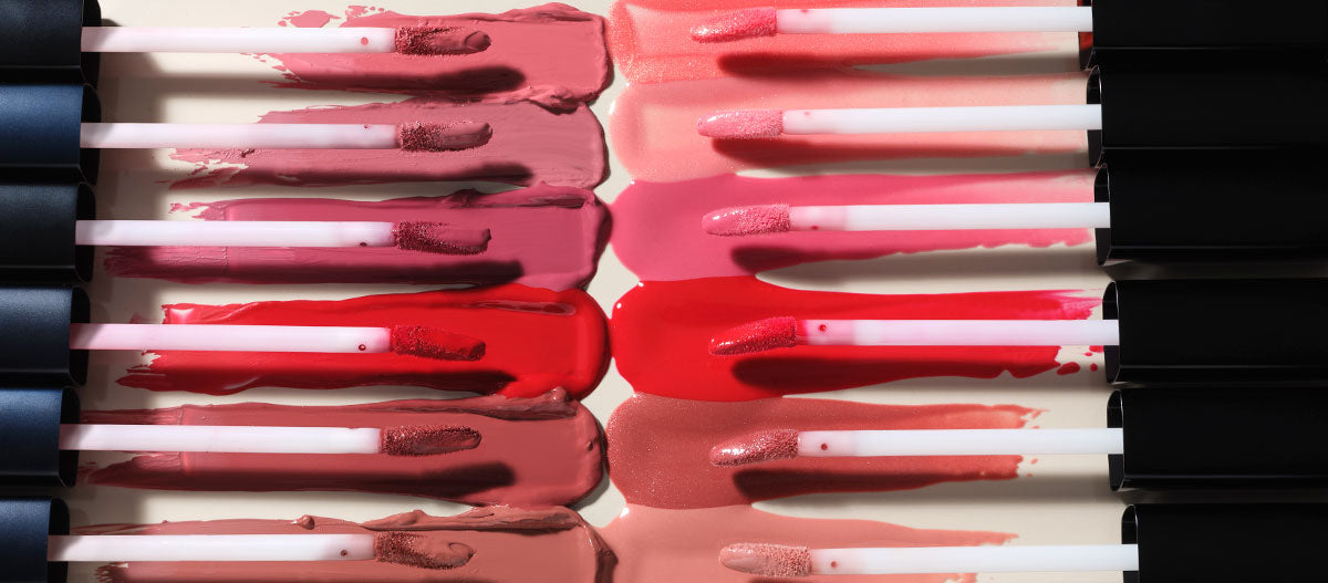Hotspot mit Lippenstift und Lipgloss Applikatoren die verschieden Farbe mit einem Swatch im Hintergrund zeigen