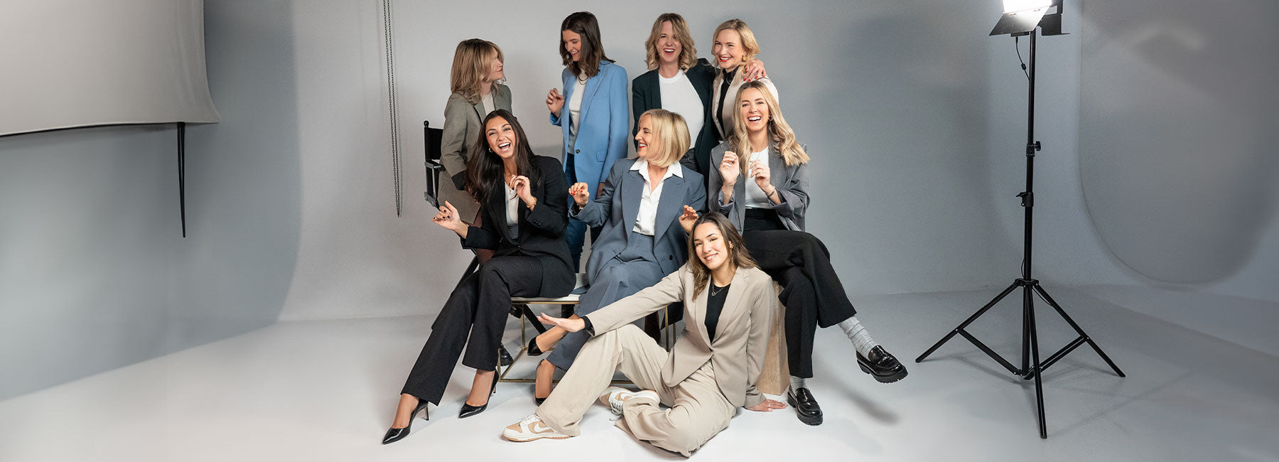 Desktop / Mobilebild des International Women’s Day welches acht Frauen zeigt, die in unterschiedlichen Abteilungen der ARTDECO cosmetic Group arbeiten