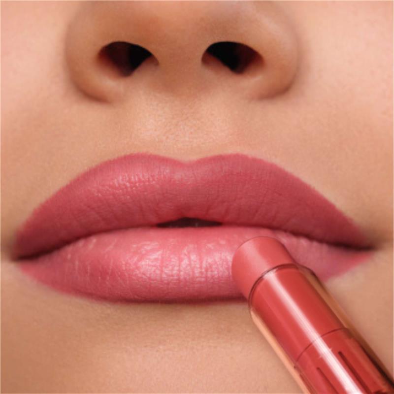 Perfekt geschminkte Lippen mit N° 8 des limitierten Color Booster Lip Balms.