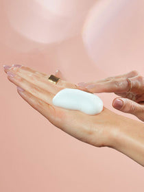 Sakura Shower Foam wird meiner Hand aufgetragen und leicht in die Haut einmassiert