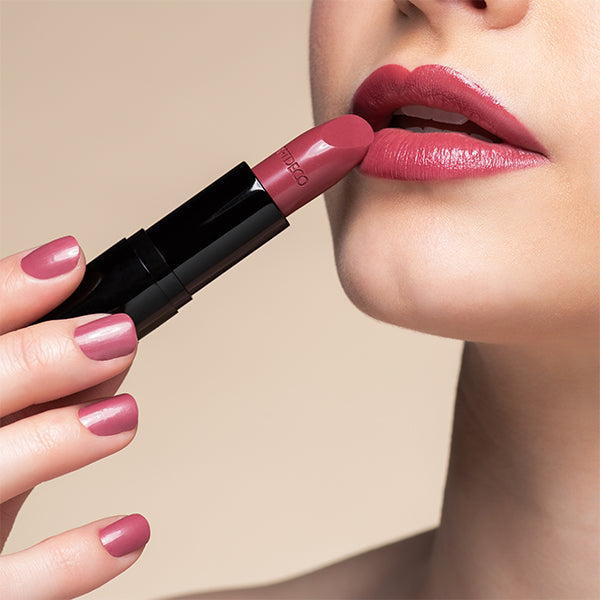 Lippen Close-up mit Perfect Color Lipstick N°884 und Soft Lipliner N°190