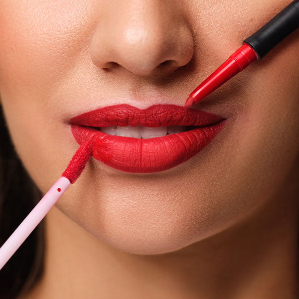 Lippen Close-up mit Mat Passion Lip Fluid N°42 und Mineral Lip Styler N°07