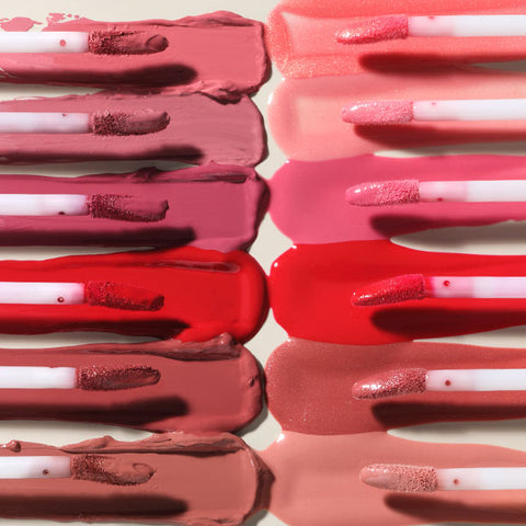 Hotspot mit Lippenstift und Lipgloss Applikatoren die verschieden Farbe mit einem Swatch im Hintergrund zeigen