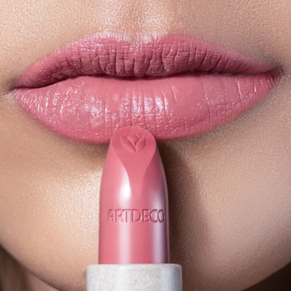Lippen Close-up mit Natural Cream Lipstick N°657 und Smooth Lipliner N°86