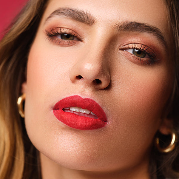 Fertiger Look mit Close-up auf Gesicht von Model mit größer geschminkten roten Lippen