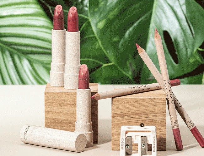 Die Lippen Produkte der Green Couture Porudktlinie werden im Wechseln mit einem Close-up auf ein weibliches Auge dargestellt, um die Anwendung der Produkte zu zeigen