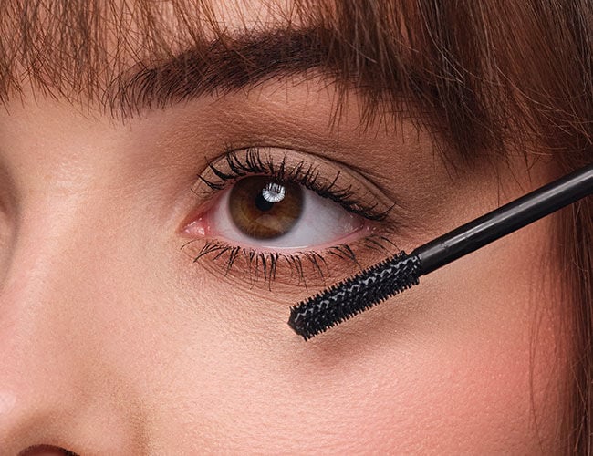 Schöner Volumen-Effekt für Deine Wimpern mit Mascara