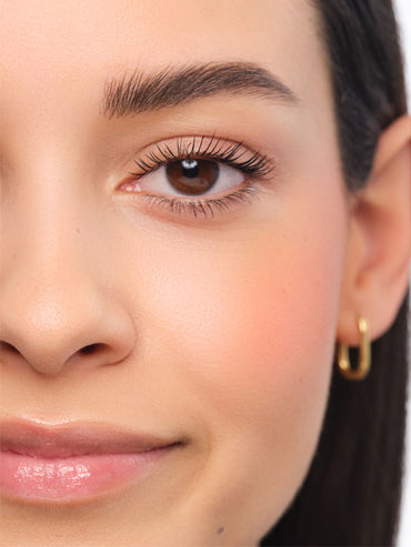 Geschminktes Gesicht mit Feather Brows .