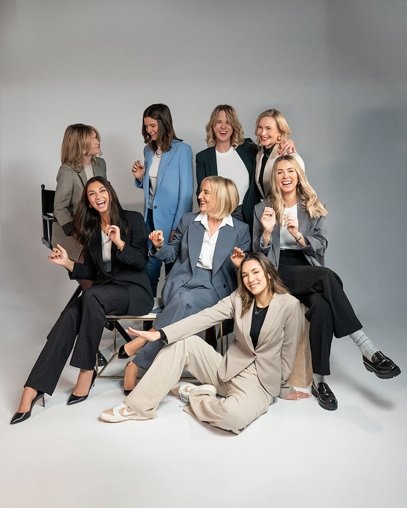 Desktop / Mobilebild des International Women’s Day welches acht Frauen zeigt, die in unterschiedlichen Abteilungen der ARTDECO cosmetic Group arbeiten 