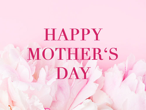 Rosa Hintergrund mit weiß-rosa Pfingstrosen mit einem pinken Schriftzug: Happy Mother's Day.