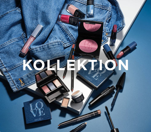Alle Produkte der neuen The Denim Beauty Edit-Kollektion auf blauen Hintergrund mit Jeans-Optik und einem weißen Schriftzug KOLLEKTION
