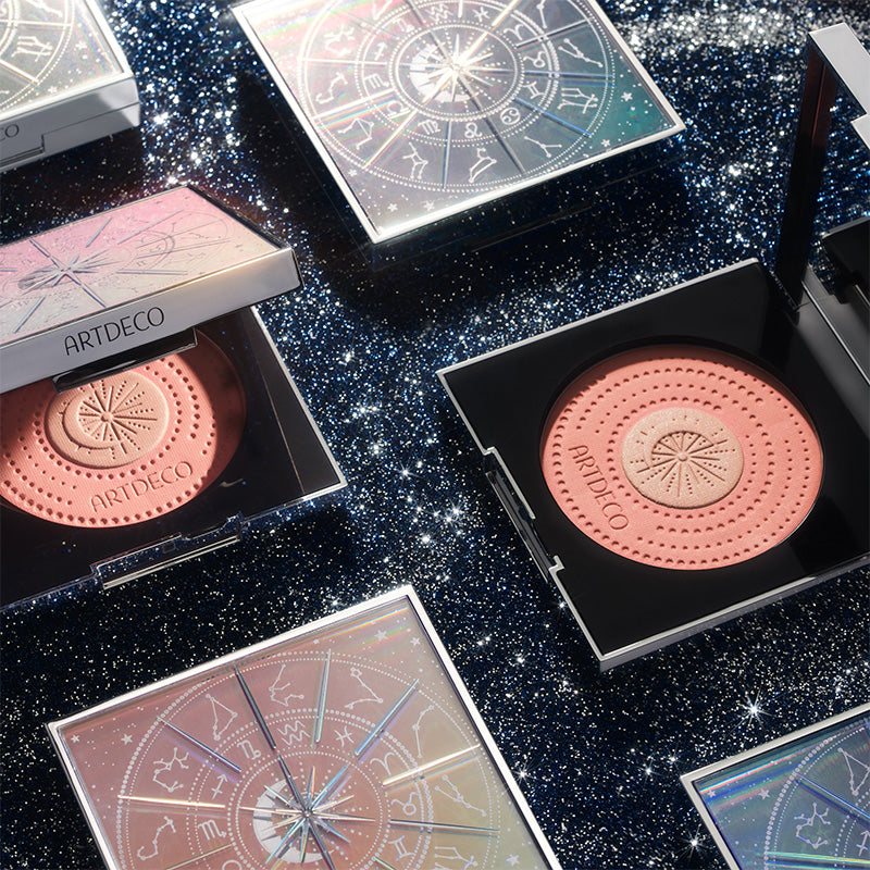 Der neue Galactic Blush Couture auf einem dunkelblau glitzerenden Hintergrund