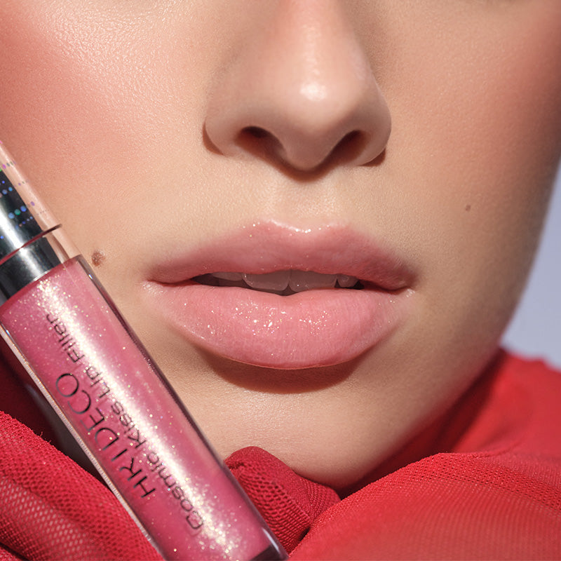 Close-up auf Lippen des Models. auf welcher die eine Farbe der neuen Cosmic Lip Fille ausgetragen wurde