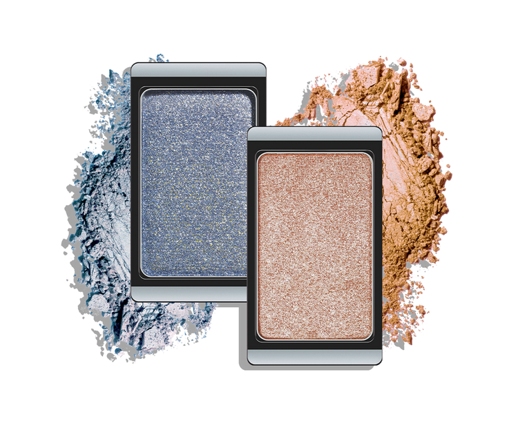 Zwei der neuen Lidschatten aus der The Denim Beauty Edit-Kollektion in den Farben „pearly magic blue“ und „pearly in-crowd“