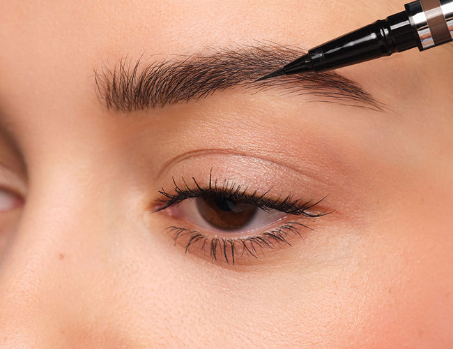 Augenbrauenlücken werden mit dem 24h Micro Brow Liquid Liner aufgefüllt.