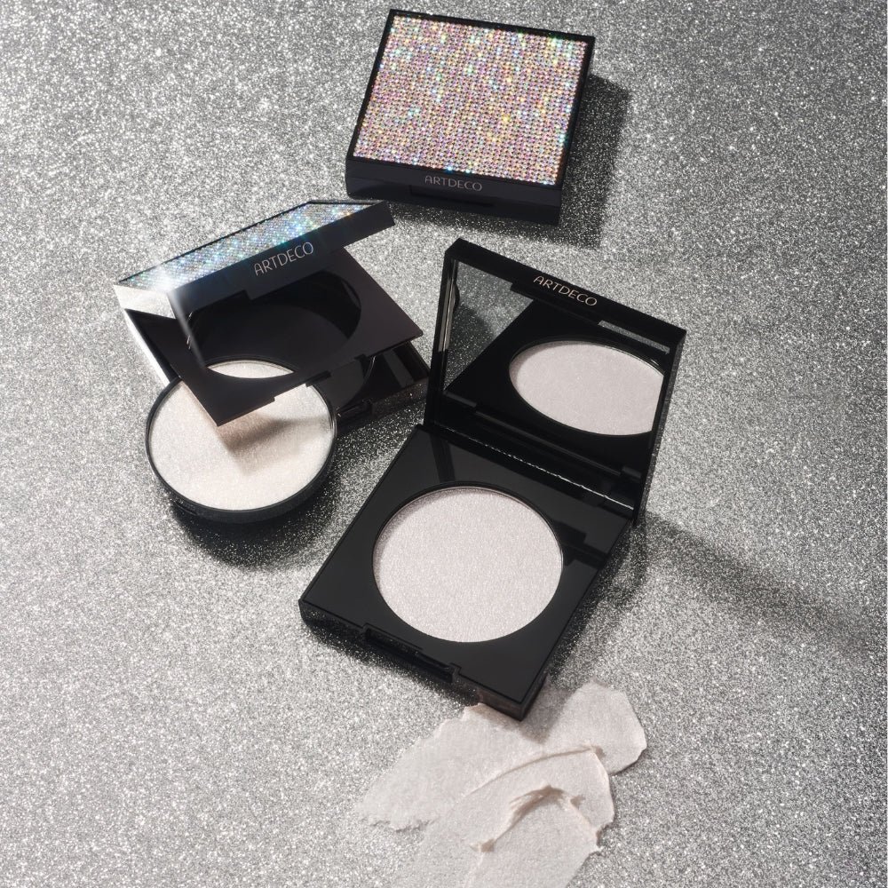 Drei Diamond Beauty Powder und Textur-Swatch auf glitzerndem Hintergrund. Das Produkt wird geöffnet, geschlossen und während des Nachfüllens gezeigt.
