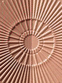 Close-up der Prägung des Bronzing Powder Compact