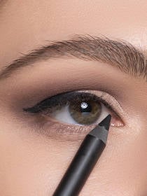 Schwarzer Eyeliner wird am Augeninnenwinkel aufgetragen