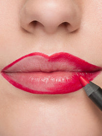 Close-up auf die Lippen des Models, welchem die Lippenkontouren mit einem roten Lipliner nachgezogen wurden