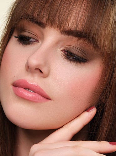 Geschminktes Model mit Smokey Eyes Look, das zur Seite schaut