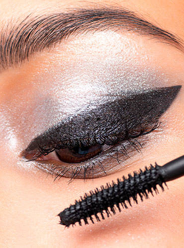 Mascara wird auf die Wimpern aufgetragen um den Cat Eye Look zu finalisieren