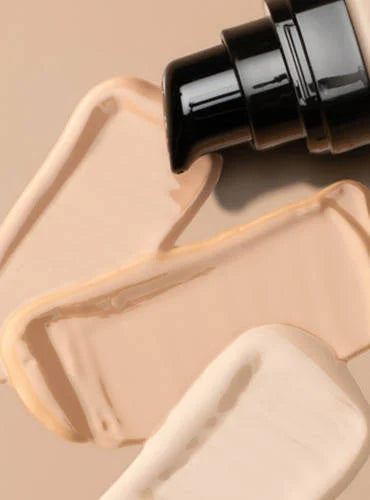 Foundation-Textur in unterschiedlichen Nuancen mit Pump-Spender