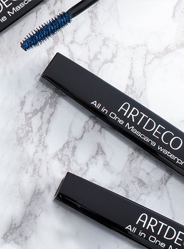 Darstellung der All in One Mascara in Schwarz und Blau