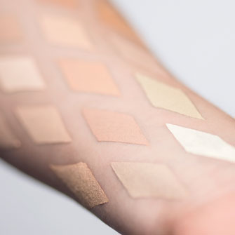 Verschiedene Swatches der Camouflage Cream auf einem Arm