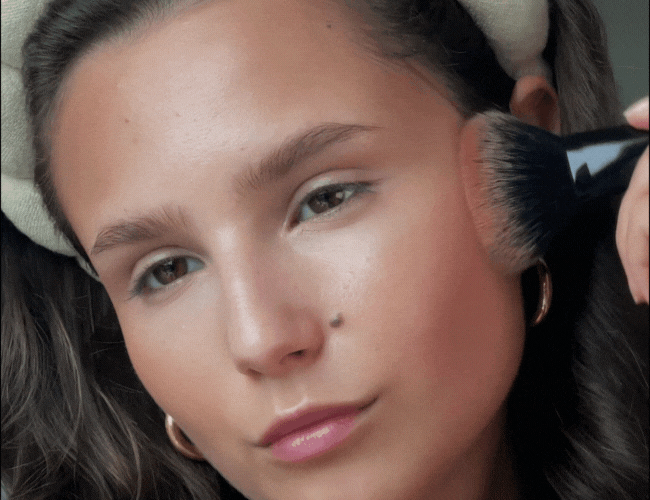 Weiße Linien auf dem Gesicht zeigen, wo Bronzer aufgetragen werden muss, um einen warmen, herbstlichen Latte-Look auf den Wangen zu bekommen.