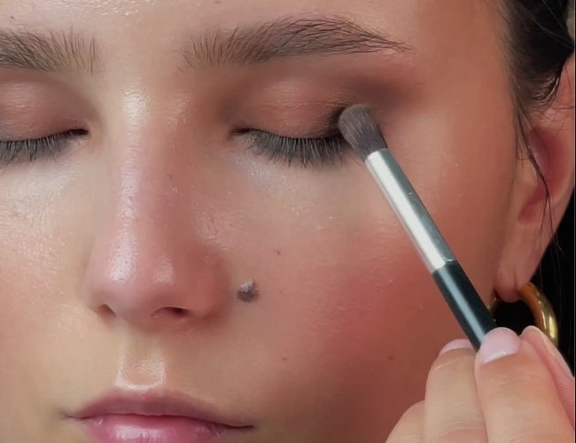 Model verblendet dunklen Lidschatten in warmem Schokobraun für mehr Tiefe im Herbst Augen Look.