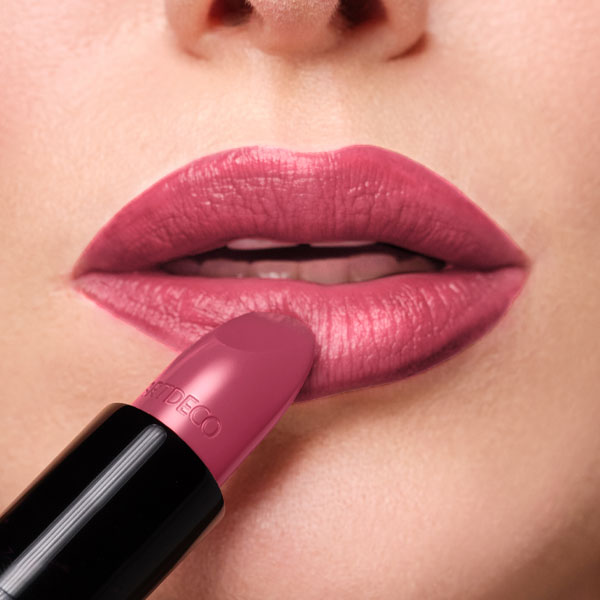 Lippen Close-up mit Perfect Color Lipstick N°817 und Soft Lipliner N°190