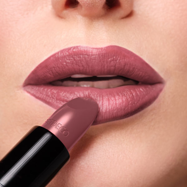 Lippen Close-up mit Perfect Color Lipstick N°827 und Soft Lipliner N°131