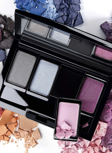 Befüllte Beauty Box Quattro auf buntem Hintergrund.
