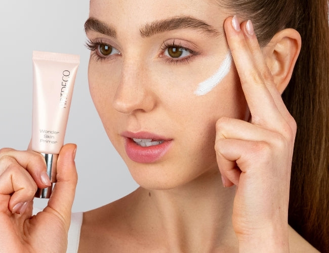 Wonder Skin Primer wird auf die Haut aufgetragen um Poren zu minimieren und eine glatte Base zu bekommen.