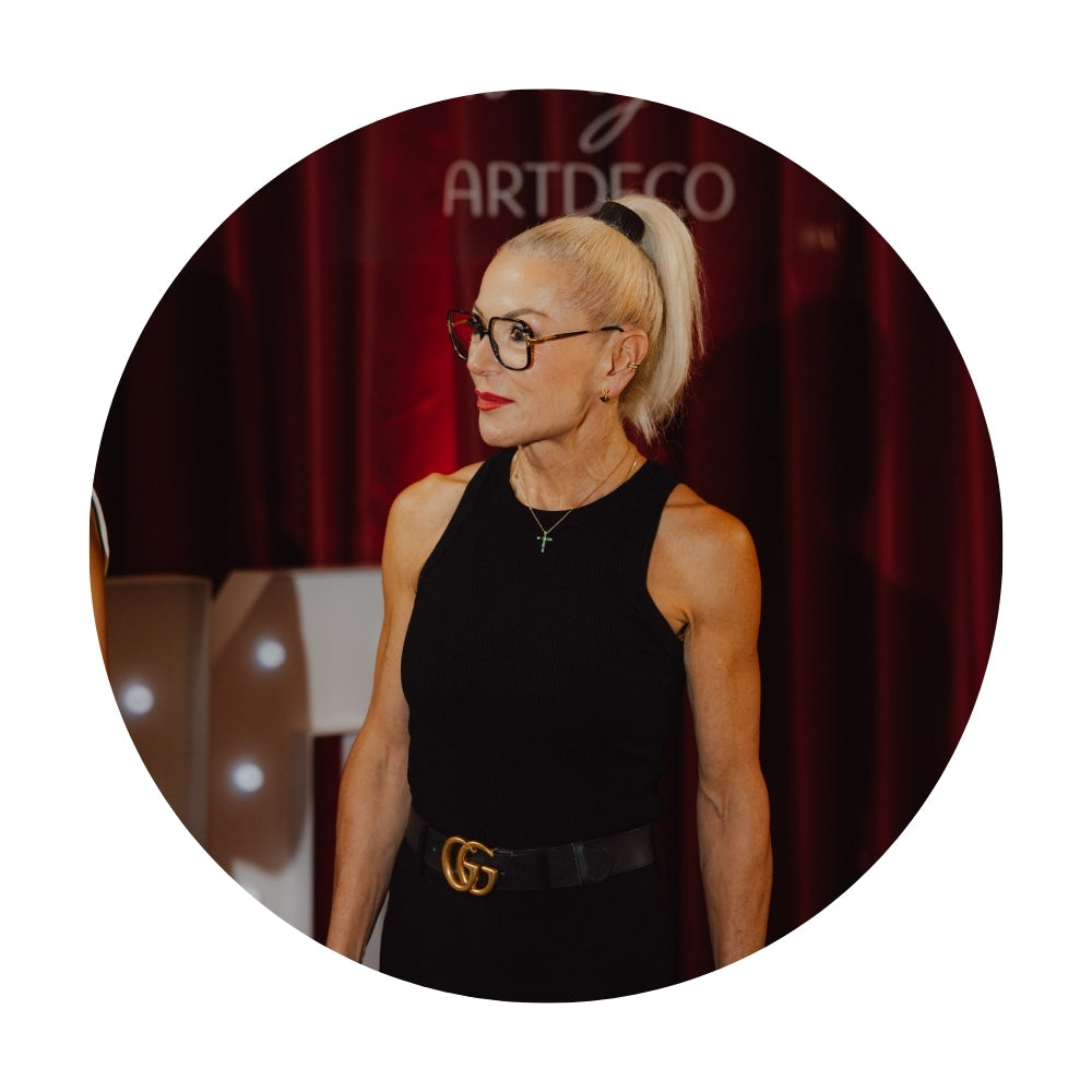 Daniela Rother bei einem Artdeco Event auf der Bühne.