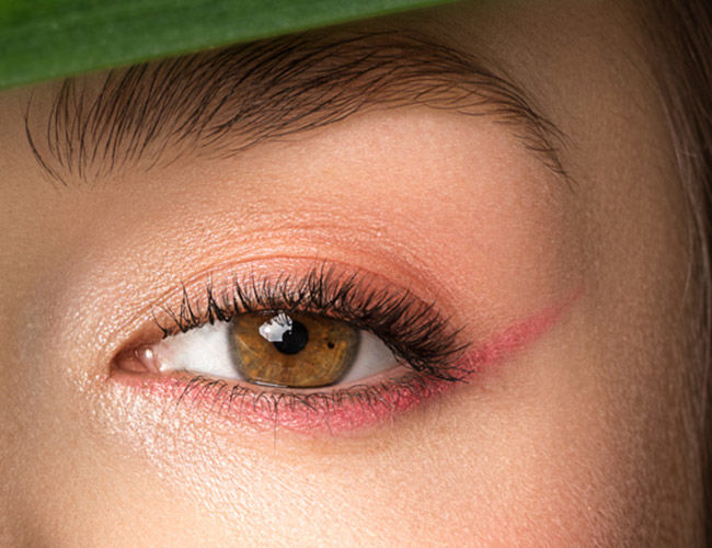 Close-up auf Frauen Auge mit rosafarben Lidschatten