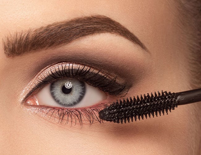 Der untere Wimpernkranz wird mit einer Mascara getuscht