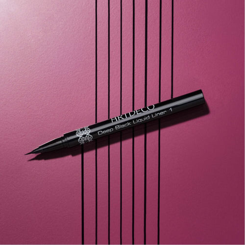 Deep Black Liquid Liner auf pinkem Hintergrund und schwarzen feinen Linien, die mit dem Liner gezeichnet wurden.