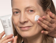Pflege Produkt wird auf die Wange appliziert um reife Haut richtig zu pflegen