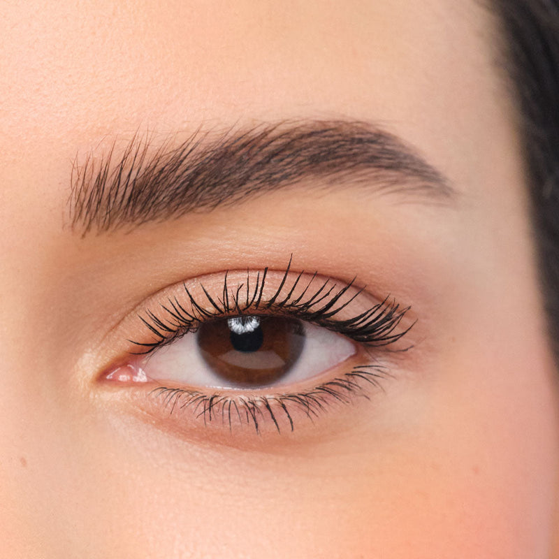 Geschminktes Gesicht mit Feather Brows.