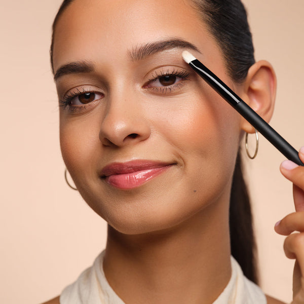Model wird mit einem Pinsel Highlighter aufgetragen