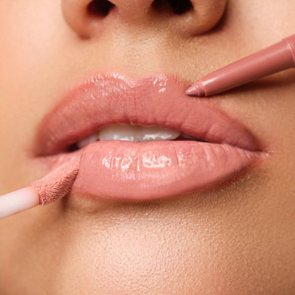 Lippen werden mit einem nude Lippenstift und Lip Liner geschminkt. (Plumping Fluid Nr. 21 und Mineral Lip Styler Nr. 21)