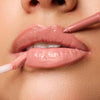 Lippen werden mit einem nude Lippenstift und Lip Liner geschminkt. (Plumping Fluid Nr. 21 und Mineral Lip Styler Nr. 21)